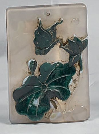 CHINE Pendentif en agate grise sculpté dans une veine verte d'un papillon et d'une...