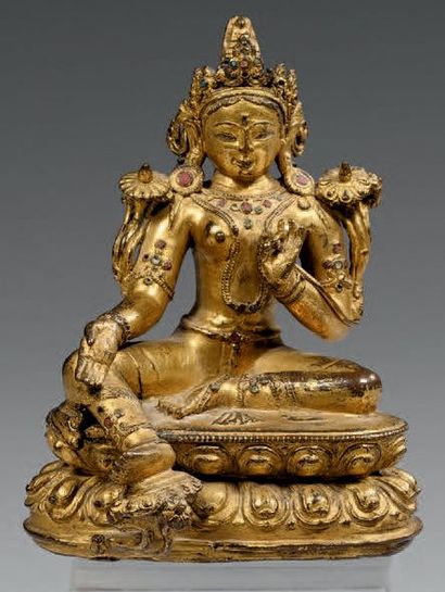 TRAVAIL SINO-TIBETAIN Statuette de Syamatara, Tara verte, en bronze doré, assise...