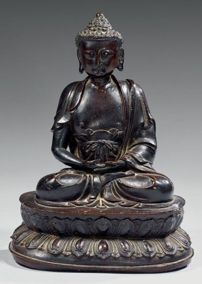CHINE Statuette de bouddha Amitabha en bronze à patine brune, assis en padmasana...