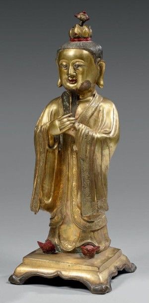 CHINE Statuette de lettré taoïste en bronze doré debout sur un socle de forme carrée,...