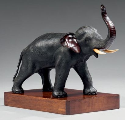JAPON Éléphant en bronze à patine brune, la trompe levée.
Signé Tsunemitsu.
Epoque...