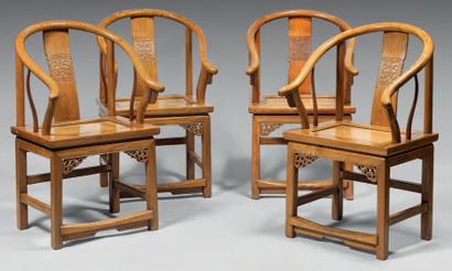 CHINE Suite de quatre fauteuils en frêne, le dossier en fer à cheval et sculpté de...