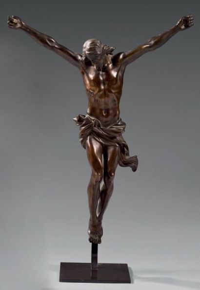 null Grand Christ en bronze à patine brune. Tête légèrement penchée sur sa droite....