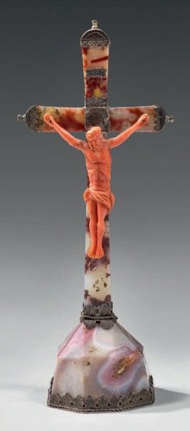 null Christ vivant en corail sculpté sur une croix en agate à monture en argent 950...