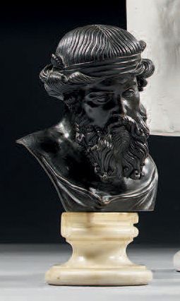 D'après l'Antique 
Buste d'homme barbu en bronze ciselé et patiné, les cheveux ceints...