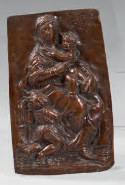 null Plaque en cuivre repoussé en très haut relief, repré­sentant la Vierge à l'Enfant...