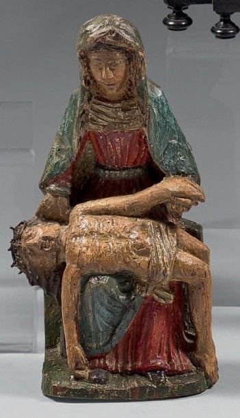 null «Piéta» en bois sculpté polychrome. Marie assisse, le vi­sage émacié, porte...