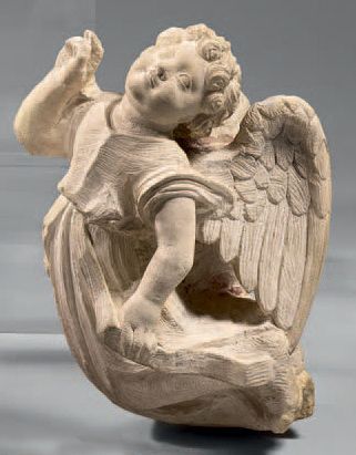 null Ange d'applique en pierre calcaire sculptée. L'ange est vêtu d'une longue tunique,...