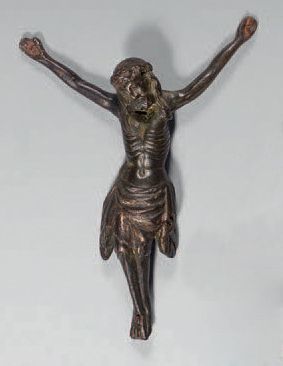 null Christ en bronze gothique avec trace de dorure, long périzonium à côtes stylisées
XIVème...