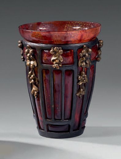DAUM Antonin (1864 - 1931) & MAJORELLE Louis (1859 - 1926) Grand vase conique à épaulement...