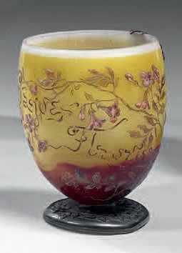 GALLÉ Émile (1846 - 1904) Vase ovoïde. Épreuve de tirage industriel réalisée en verre...
