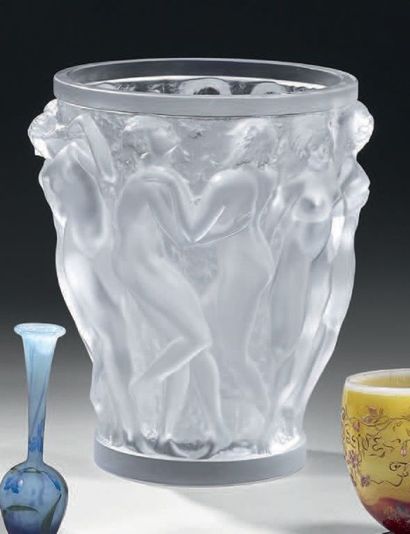 LALIQUE CRISTAL Vase «Bacchantes». Épreuve de tirage industriel réalisée en cristal...