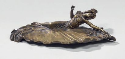 MARIONNET Albert (1852 - 1910) Vide poche «Femme allongée». Épreuve en bronze à patine...