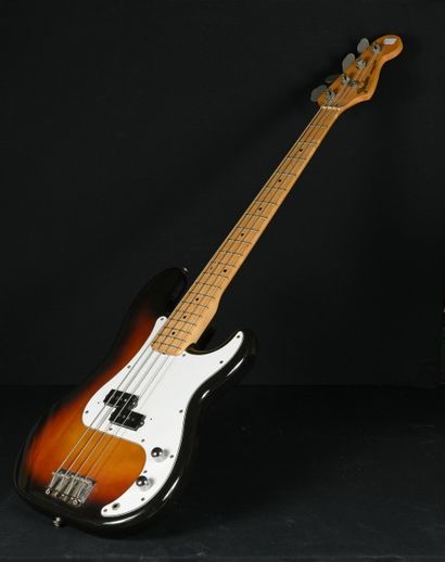 null Guitare basse FENDER Serial number: E 622 158, Precision Bass.
Made in Japan.
Vernis...