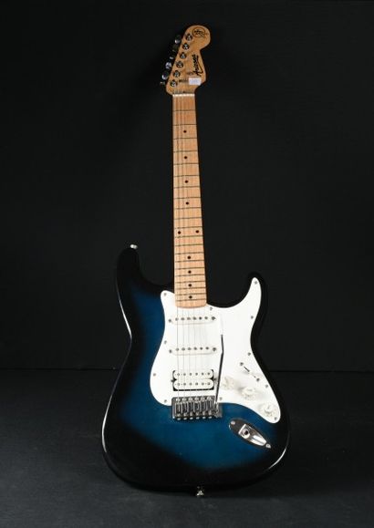 null Guitare ARIZONA N° 600 3957.
Made in Korea.
Vernis bleu turquoise foncé/noir.
Plaque...