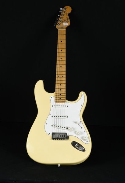 null Guitare FENDER STRATOCASTER N° E975 044, Made in USA.
Vernis jaune.
Plaque blanche.
Prise...