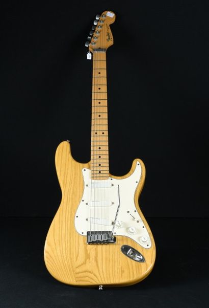 null Guitare FENDER STRATOCASTER N° N1 006 544.
Made in USA.
Vernis.
Plaque ivoire.
Manche...