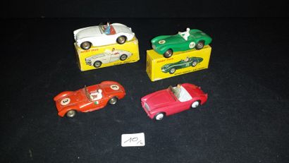 DINKY TOYS 4 Berlines dont Maserati, Aston Martin DB3 sport, 2 Austin Healey (dont...