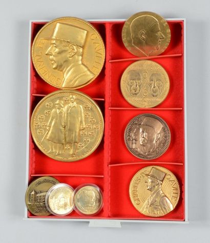 null Boite contenant 9 médailles commémoratives relatives au général de Gaulle, en...