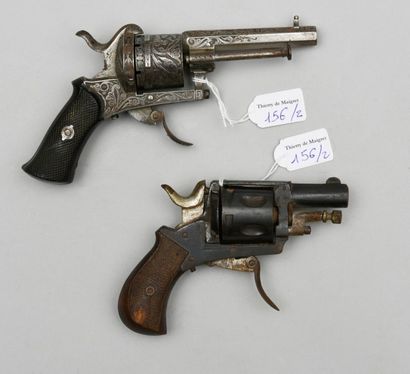 null Un revolver à broche système Lefaucheux, double action, canon octogonal gravé,...