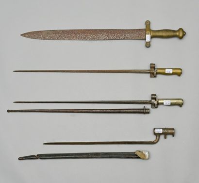 null Deux épées baïonnettes type Lebel, modèle 1886/93, l'une poignée en maillechort...