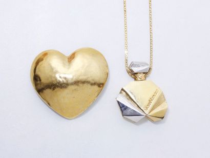 null Lot en métal doré, composé d'une broche cœur légèrement martelée signée Yves...