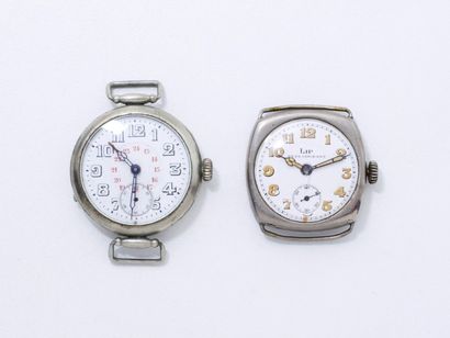 null  Lot composé de 2 montres bracelets d'homme en métal dont une signée LIP modèle...