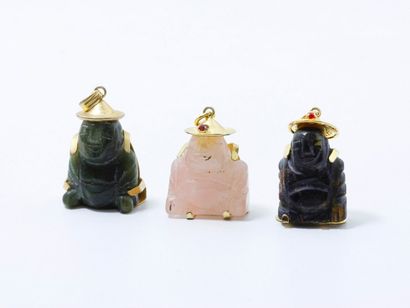 null Lot en métal doré, composé de 3 pendentifs bouddhas en pierres dures gravées,...