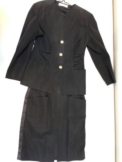 null CHRISTIAN DIOR Coordonnés, vers 1990. Tailleur jupe et veste en ottoman noir,...