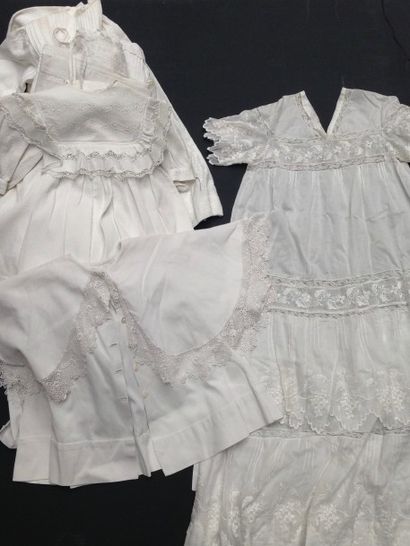 null Lot d’une vingtaine de robes et vêtement d’enfant, début XXe siècle. Dont une...