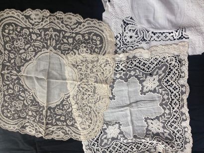 null Deux beaux mouchoirs de mariée, XIXe siècle. linon fil de main et dentelle de...