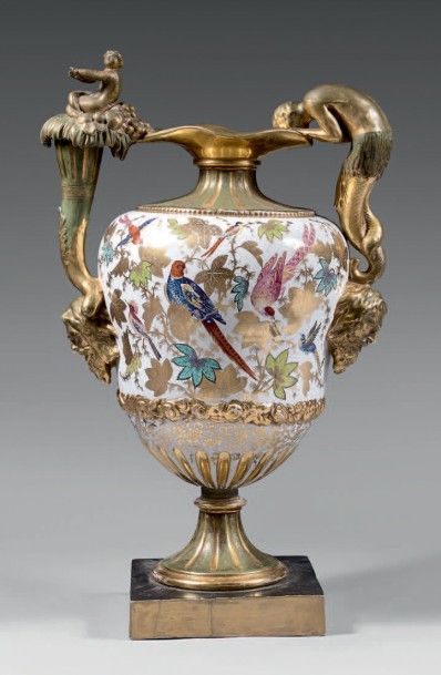 Angleterre Vase en porcelaine de forme balustre à deux anses diffé­rentes peintes...