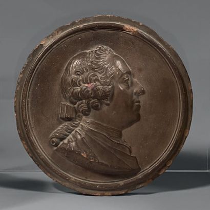 D'après Nini Médaillon en terre cuite patinée représen­tant le roi Louis XV de profil...