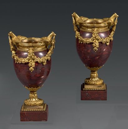 null Paire de vases ovoïdes en bronze ciselé et doré et marbre rouge griotte; les...