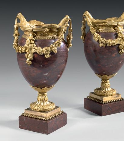 null Paire de vases ovoïdes en bronze ciselé et doré et marbre rouge griotte; les...