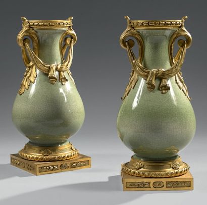 null Paire de vases en porcelaine «céladon» craquelée; de forme balustre, il sont...