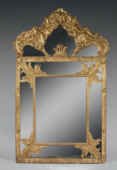 null Miroir au mercure à parcloses dans un cadre à fronton en bois sculpté et doré;...