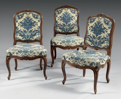 null Suite de trois chaises à dossier plat en hêtre mouluré et sculpté de fleurettes...