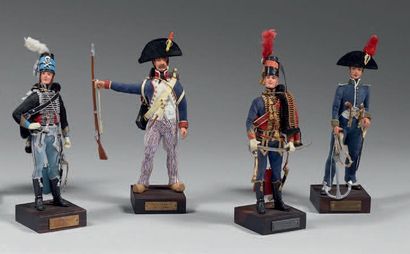 null Quatre figurines: deux offi-ciers de hussards fin XVIIIe, dont un des hussards...