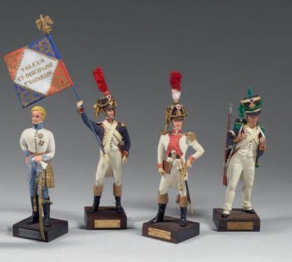 null Quatre figurines d'infanterie de ligne Premier-Empire: un officier porte-drapeau...