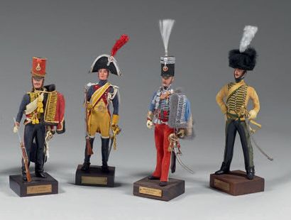 null Quatre figurines du Premier Empire: un chasseur à cheval, un hussard du 84e...
