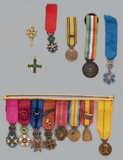null Ensemble de 14 croix et médailles miniatures dont 8 belges sur une grande brochette;...