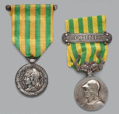 null Deux médailles en argent, l'une du Tonkin modèle de Mer 1883/1885, l'autre de...