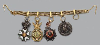 null Petite chaînette portant quatre décorations miniatures: croix de chevalier de...