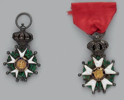 null Une croix de chevalier de l'ordre de la Légion d'honneur en argent, émaillée,...