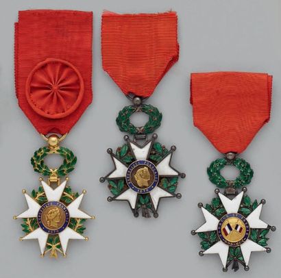 null Trois croix de l'ordre de la Légion d'honneur, une d'officier en or émaillée...