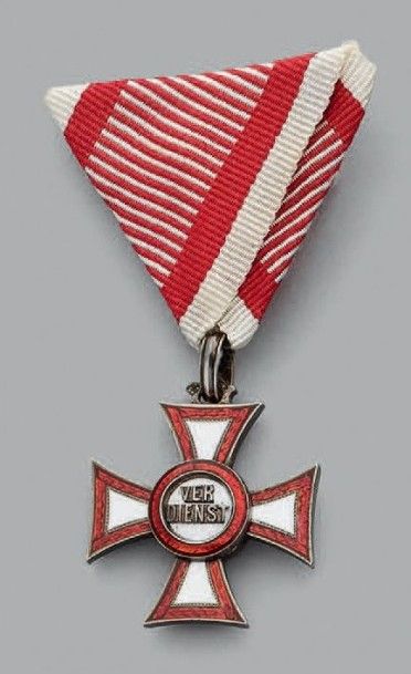 null Croix du Mérite en argent émaillée rouge et blanc, marquée à l'avers: “VERDIENST”,...