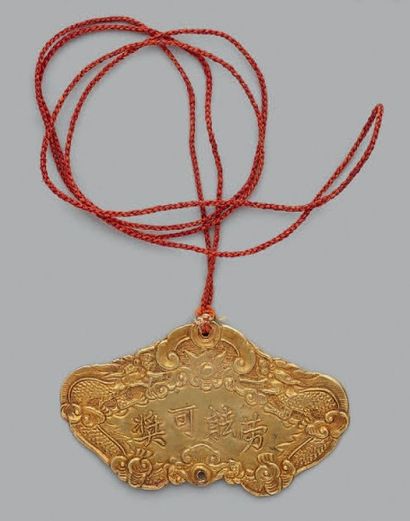 null Insigne de l'ordre du Kim-Khanh composé de deux plaques en or, repoussées et...
