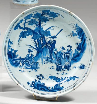 NEVERS Plat rond décoré en camaïeu bleu de personnages chinois dans un paysage Seconde...