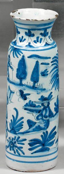 NEVERS Vase cylindrique à col étroit décoré en camaïeu bleu d'une scène d'après les...